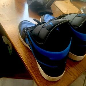 JORDAN 1s HIGHS BLUE AND BLACK (USED)